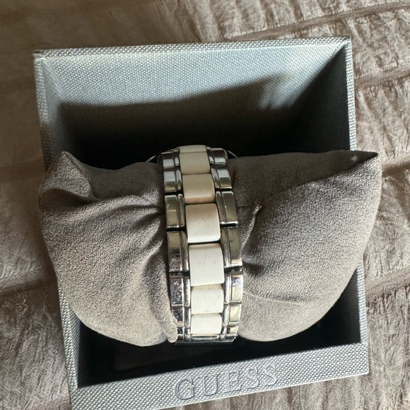 Used GUESS women’s watch - Picture 4 of 8